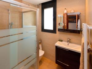 uma casa de banho com um chuveiro, um lavatório e um WC. em Apartment Poblenou by Interhome em Barcelona