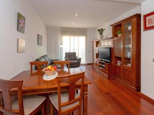 uma sala de estar com uma mesa de jantar e uma televisão em Apartment Poblenou by Interhome em Barcelona