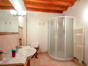 Ванна кімната в Apartment Il Poggio by Interhome