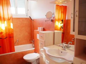 ロカルノにあるApartment Residenza Lido-24 by Interhomeのバスルーム(洗面台、トイレ、シャワー付)