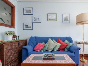 カストロ・ウルディアレスにあるApartment Rico by Interhomeのリビングルーム(青いソファ、カラフルな枕付) +18枚の写真