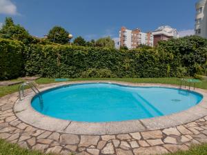 una piscina en medio de un patio en Apartment Rico by Interhome, en Castro Urdiales