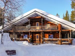 レヴィにあるHoliday Home Valkonen pohjonen a by Interhomeの雪の中の丸太小屋