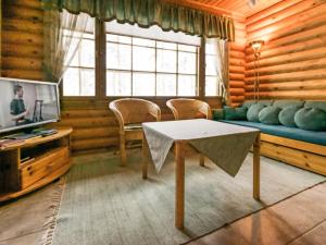 TV a/nebo společenská místnost v ubytování Holiday Home Kallionnenä by Interhome