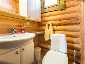 Koupelna v ubytování Holiday Home Kallionnenä by Interhome