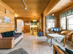 Kuchyň nebo kuchyňský kout v ubytování Holiday Home Kallionnenä by Interhome