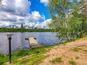 - un petit quai sur un lac avec un éclairage de rue dans l'établissement Holiday Home Rinne-expertti by Interhome, à Torsansalo