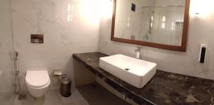 Cosmique Clarks Inn Suites Goa的一间浴室