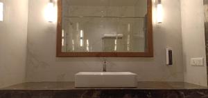 Cosmique Clarks Inn Suites Goa的一间浴室