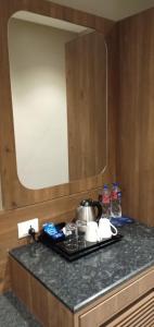 Cosmique Clarks Inn Suites Goa的厨房或小厨房