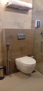 Cosmique Clarks Inn Suites Goa的一间浴室