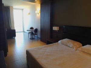 Łóżko lub łóżka w pokoju w obiekcie Waldorf Suite Hotel