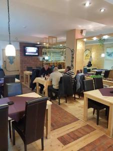 Restaurace v ubytování Apartman-Vila Nikola, 064jedansedamdvatridevetnulatri