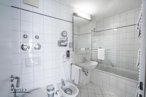 Ein Badezimmer in der Unterkunft Bayer's Boardinghouse und Hotel