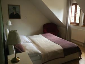 sypialnia z łóżkiem i stołem z lampką w obiekcie Růžová 79 w Taborze