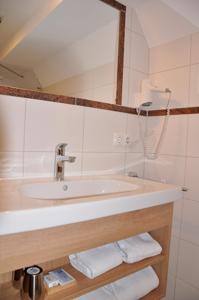 A bathroom at Hotel Gasthof zum Goldenen Lamm