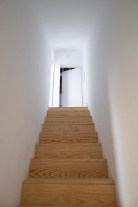 uma escada num quarto com pisos em madeira em Casa da Travessa em Évora
