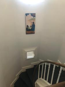 une photo d'un film suspendu sur un mur dans l'établissement Hôtel L'Estran, à Trouville-sur-Mer