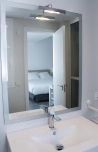 a bathroom with a sink and a large mirror at Balustrada Apartments in Burjassot