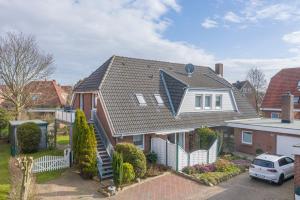 a house with a car parked in front of it at Nordic Hus Büsum in Büsum