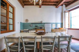 eine Küche mit einem großen Holztisch und Stühlen in der Unterkunft Space, comfort and beauty near Ponte Vecchio in Florenz