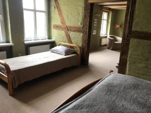 sypialnia z 2 łóżkami w pokoju z oknami w obiekcie Apartament przy Rynku w mieście Połczyn-Zdrój