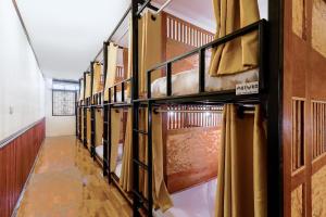 eine Reihe von Etagenbetten in einem Zimmer in der Unterkunft OYO 717 My Space Hostel in Chiang Mai