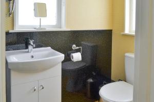 uma casa de banho com um lavatório e um WC em Herons Rest em Drumnadrochit