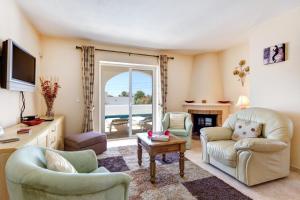 Ein Sitzbereich in der Unterkunft Villa Serena by Mauter Villas