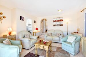 Ein Sitzbereich in der Unterkunft Villa Serena by Mauter Villas