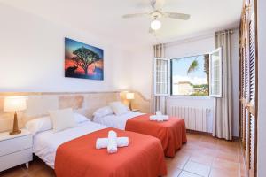 Postel nebo postele na pokoji v ubytování Villa Bellviure by Mauter Villas + 37 fotografií