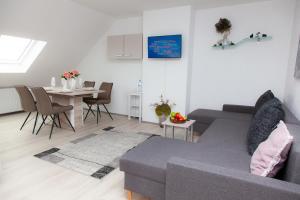 uma sala de estar com um sofá e uma mesa em T&K Apartments near Messe Fair Trade Düsseldorf und Airport 3B em Duisburg