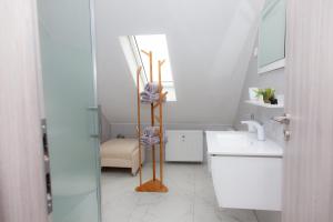 ein Bad mit einem Waschbecken und einem Spiegel in der Unterkunft T&K Apartments near Messe Fair Trade Düsseldorf und Airport 3B in Duisburg