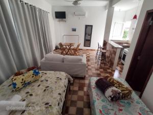 ein Wohnzimmer mit 2 Betten und einem Sofa in der Unterkunft Cantinho da Vitória em Conceição de Jacareí in Mangaratiba