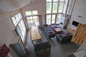 Tallusniemi Villas في Oravi: اطلالة علوية لغرفة معيشة مع كنب
