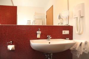 Koupelna v ubytování Hotel Weinblatt + 26 fotografií