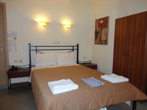 sypialnia z łóżkiem z dwoma ręcznikami w obiekcie Diana w mieście Makrakómi