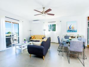sala de estar con ventilador de techo y mesa en Holiday Home Villa Alegria by Interhome, en Frigiliana
