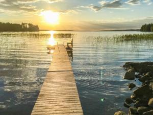 HarkalaにあるHoliday Home Hukka 6 by Interhomeの夕日を眺める湖の桟橋