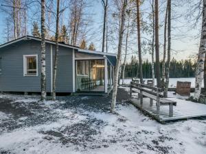 una pequeña casa en el bosque en la nieve en Holiday Home Hukka 6 by Interhome, en Harkala