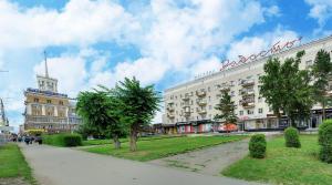 オムスクにあるOmsk Sutki Apartments on Karla Marksa 31の時計塔のある大きな建物