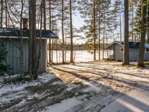 une maison dans les bois avec de la neige au sol dans l'établissement Holiday Home Hukka 7 by Interhome, à Harkala