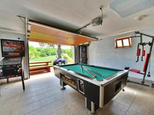 Biliardový stôl v ubytovaní Chalet Lana by Interhome