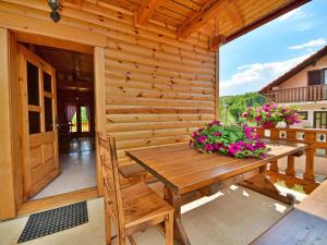 Balkón alebo terasa v ubytovaní Chalet Lana by Interhome