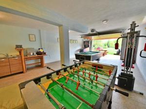 Biliár nebo kulečník v ubytování Chalet Lana by Interhome