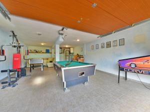 Kuchyňa alebo kuchynka v ubytovaní Chalet Lana by Interhome
