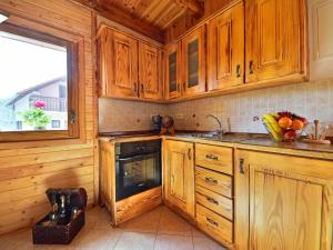 Kuchyňa alebo kuchynka v ubytovaní Chalet Lana by Interhome