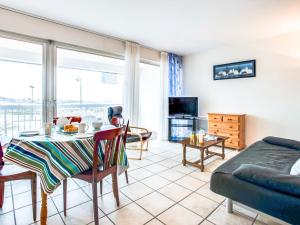 een woonkamer met een tafel en een bank bij Apartment Port Maria-1 by Interhome in Quiberon