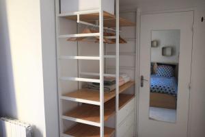 un armario con estanterías blancas en una habitación en Appartement de Charme - Parc du Luberon, en Cadenet