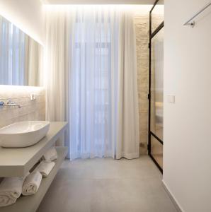 Ett badrum på Hotel Serawa Alicante